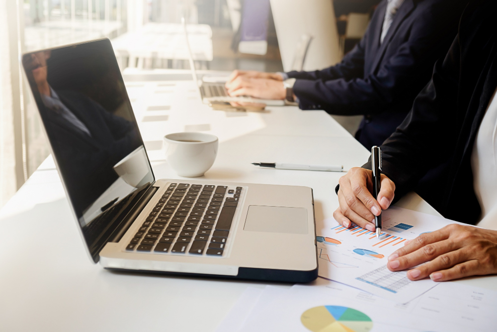 Choosing between a CRM and a CMS for Your business