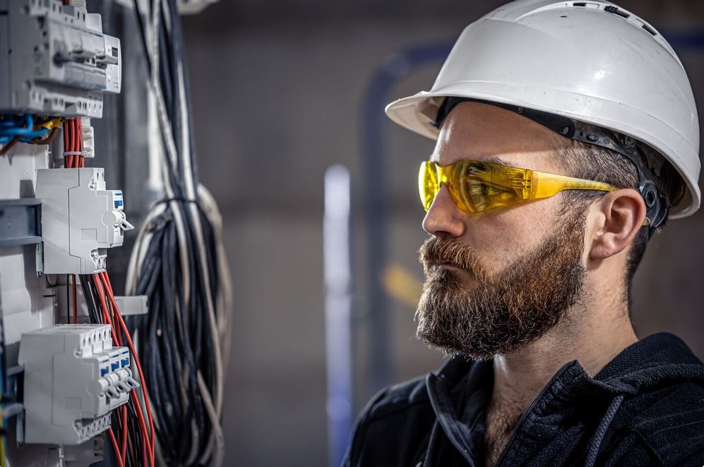 Guide to Becoming an Electrical Contractor